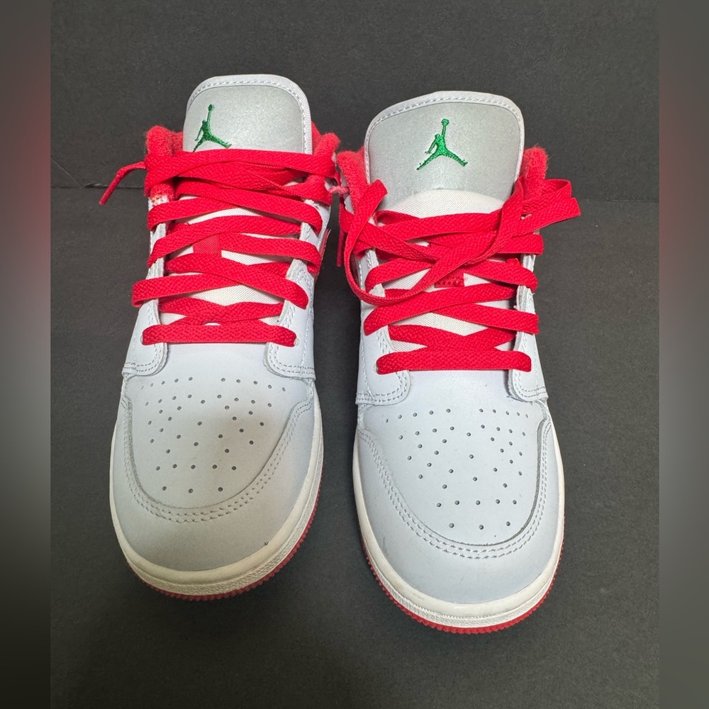 New Jordan White and Red Low-Top 
Big Kids 5.5